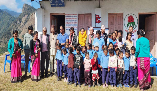 विद्यार्थीलाई न्यानो स्विटर र शैक्षिक सामग्री वितरण