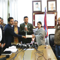 प्रधानमन्त्री प्रचण्डसँग आइसिसीका अध्यक्ष बार्कलेको शिष्टाचार भेट