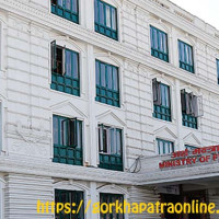 अरुण नदीको बाँध भरिएर पुरानै बाटोबाट बग्न थाल्यो