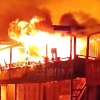 अरुण नदीको बाँध भरिएर पुरानै बाटोबाट बग्न थाल्यो