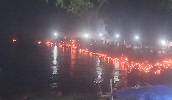 देवघाटमा स्नान गर्ने र सतविज छर्नेको भिड