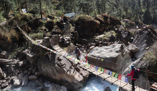 ‘मौरिस हर्जोग’ पदमार्गका अस्थायी पुलमा आलोपालो आवतजावत गर्नुपर्ने अवस्था