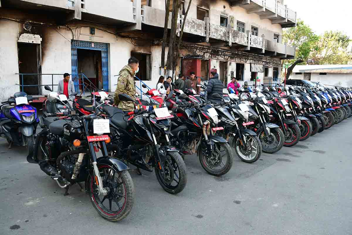 ट्राफिक प्रहरीद्वारा फेला परेका सवारी साधन हस्तान्तरण