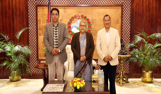 प्रधानमन्त्री कार्कीसँग माओवादीका नेताको भेटवार्ता