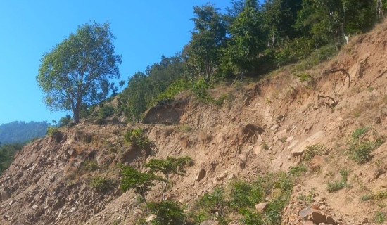 सडकमा पैदल हिँड्न पनि कठिन