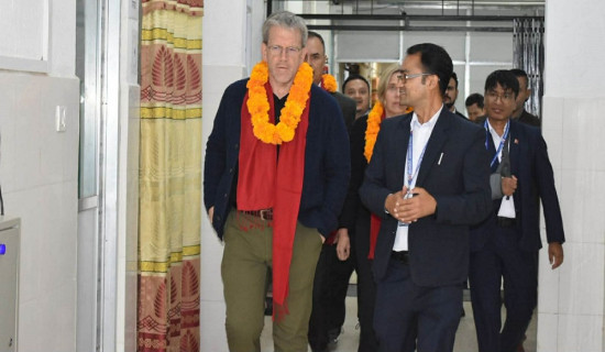 अमेरिकी राजदूत थम्पसन धौलागिरी प्रादेशिक अस्पतालमा