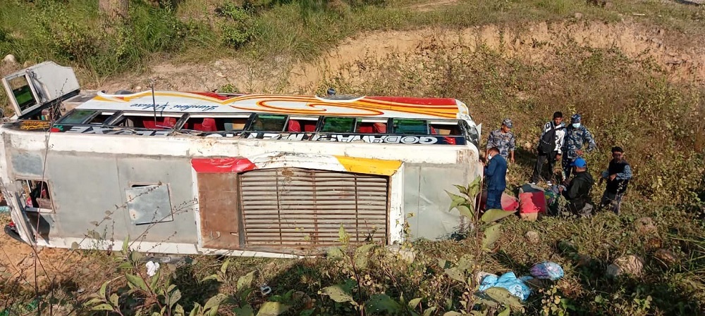 नवलपुरमा बस दुर्घटना : २० भन्दा बढी घाइते