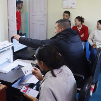 तमोर नदीमा काठे पुल निर्माण गरेर यातायात सञ्चालन