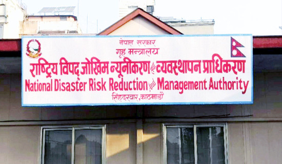 खाल्टै खाल्टा भएको विद्युतचोक सडक कालोपत्रे