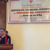 खेलाडी आफैँले गरे क्रिकेट पिच निर्माण