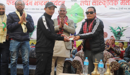 आगलागीपीडितलाई मन्त्री हाङ्गामको आर्थिक सहयोग