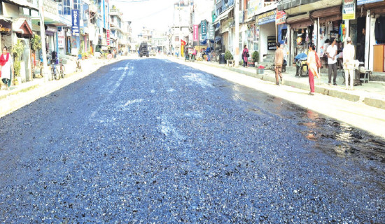 बजारमा सडक कालोपत्रे गरिँदै