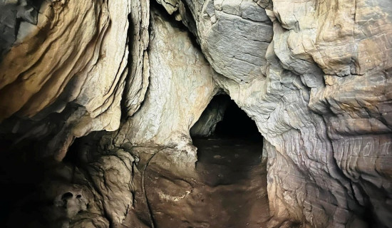 पर्यटकको पर्खाइमा धुर्कोटको विचित्र गुफा