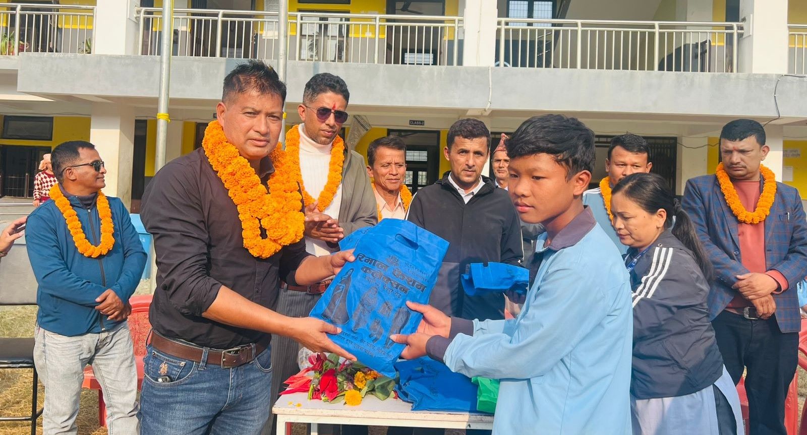 गाउँपालिका अध्यक्षद्वारा पोशाक सहयोग