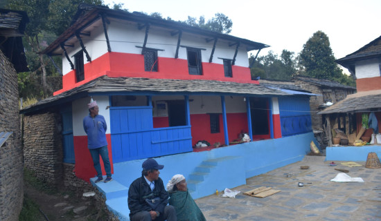 गाउँको शोभा बढाउँदै परम्परागत घर