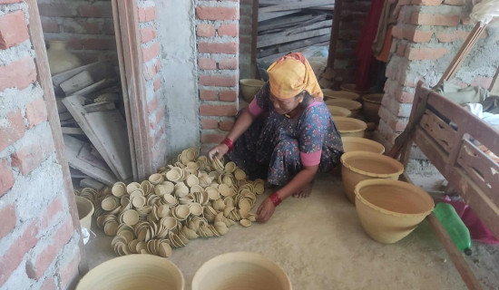 माटोका भाडा बनाएर आम्दानी गर्नुहुँदै कालिकादेवी