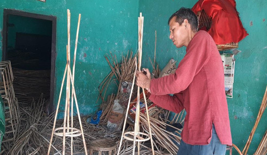 बेतबाँसका सामग्री बेचेर मासिक ७० हजार आम्दानी गर्दै बाधुराम