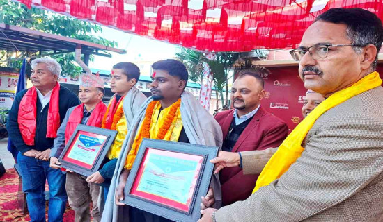 दुई विद्यार्थीलाई सम्मान
