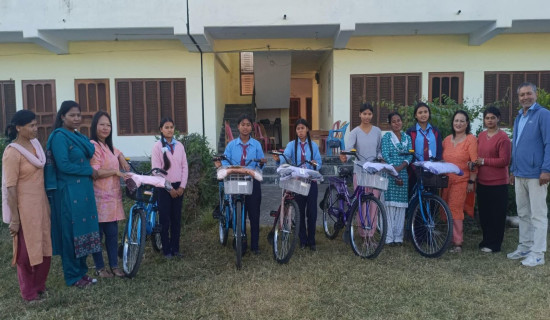 मुक्त कम्लरी विद्यार्थीलाई साइकल