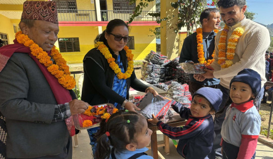 विद्यार्थीलाई पोशाक वितरण