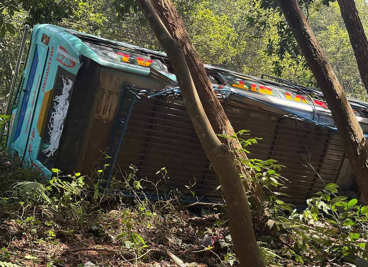 गोरखामा बस दुर्घटना हुँदा २१ जना घाइते