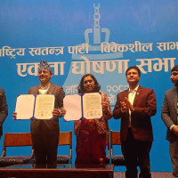 भारतद्वारा ७५ एम्बुलेन्स र १७ वटा विद्यालय बस उपहार