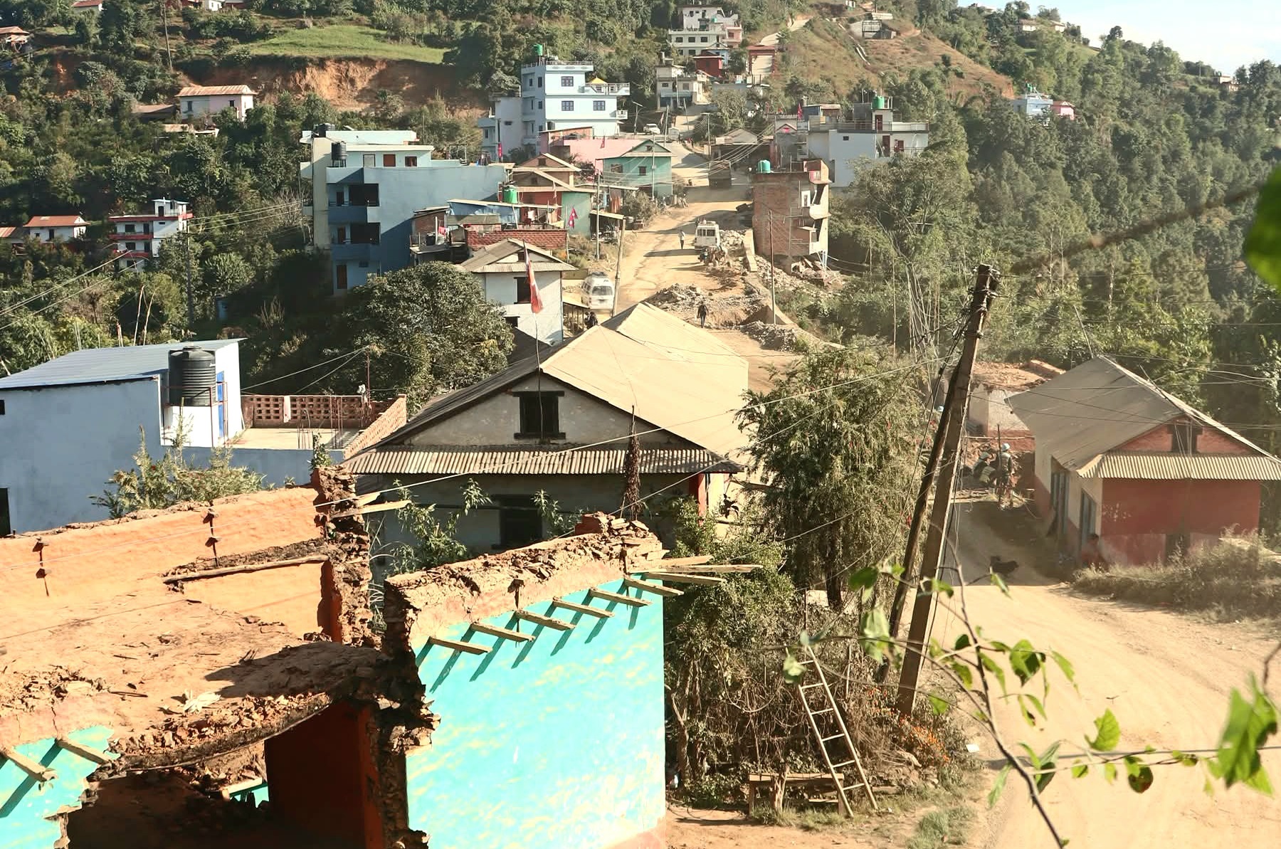 रुरु र छत्रकोटका घरटहरा हटाउँदै स्थानीय