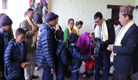 फरक क्षमता भएका विद्यार्थीलाई न्यानो कपडा वितरण