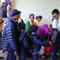 फरक क्षमता भएका विद्यार्थीलाई न्यानो कपडा वितरण