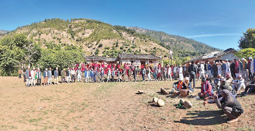 गहुँबारीमा चौलो छाला नृत्यसँगै ठाडो खेल