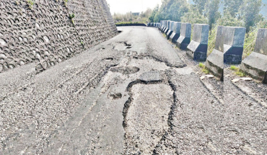 बिपी राजमार्गमा खाडलैखाडल