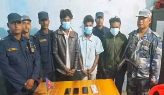 नक्कली नोटसहित तीन जना पक्राउ