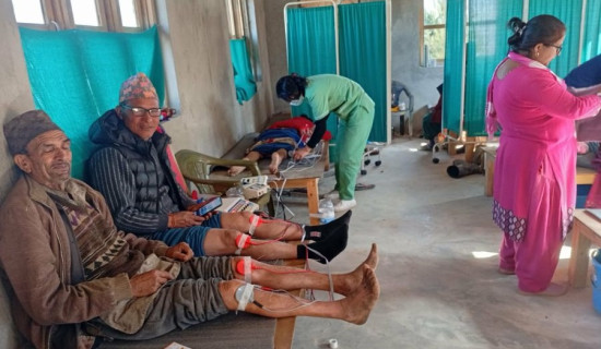 स्वास्थ्य शिविरबाट २९५ जना बिरामी लाभान्वित