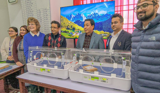 संखुवासभा अस्पताललाई अत्याधुनिक इन्क्युबेटर हस्तान्तरण