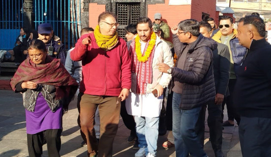 सुझाव माग्न नागरिकको घरदैलोमा सञ्चारमन्त्री खरेल