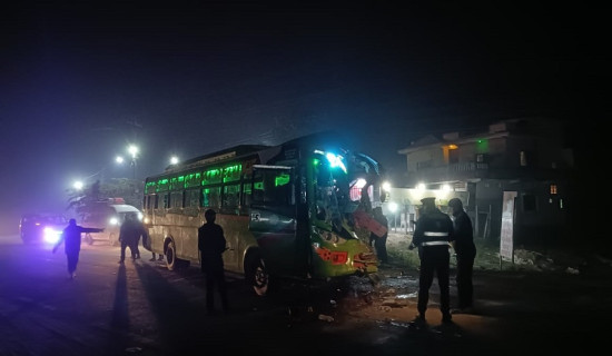 सप्तरीमा बस–ट्रक ठोक्किँदा एकको मृत्यु, ११ जना घाइते