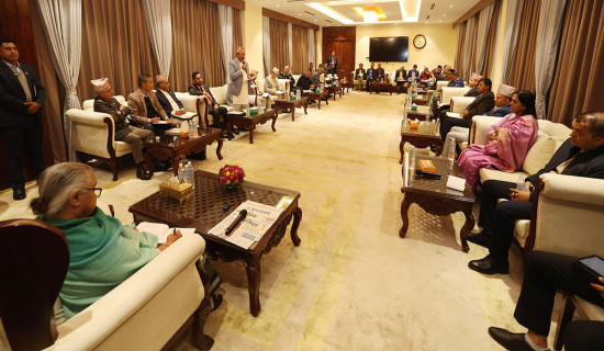 मनाङमा हिमपात, सतर्कता अपनाउन प्रशासनको अनुरोध