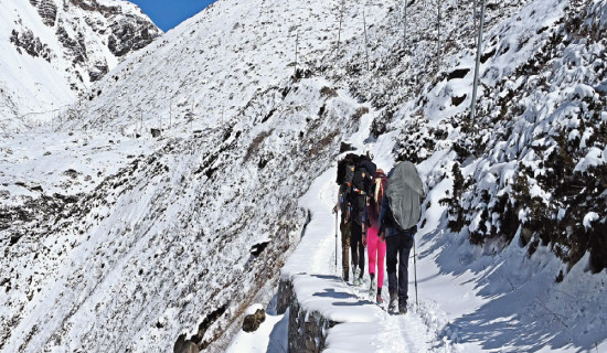 जाडोमा पनि  पर्यटकको चहलपहल