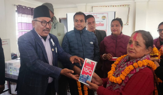 स्वास्थ्य स्वयंसेविकालाई स्मार्ट मोबाइल