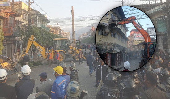 बजार क्षेत्रका घर टहरा भत्काएर सडक चौडा गर्न सुरु