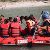 आफ्नै ठाउँमा व्यावसायिक बन्न मुढा बनाउने सीप सिक्दै दिक्तेलका महिला