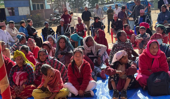 आफ्नै ठाउँमा व्यावसायिक बन्न मुढा बनाउने सीप सिक्दै दिक्तेलका महिला