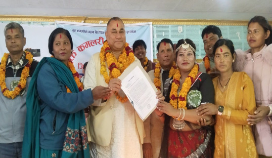 मुक्त कमलरीले बुझाए मुख्यमन्त्रीलाई ज्ञापनपत्र