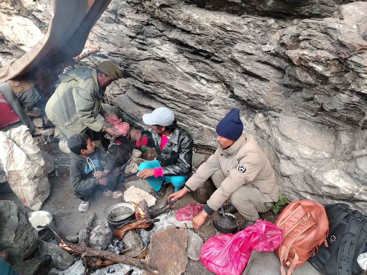 जडिबुटी सङ्कलकको बास ओढारमा