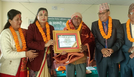 ज्येष्ठ नागरिकसहित विभिन्न व्यक्तिलाई सम्मान