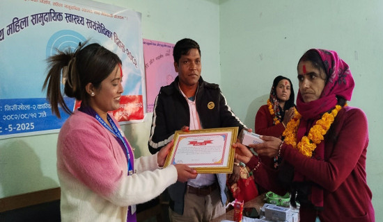 स्वयं सेविकालाई मोबाइल सहयोग