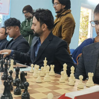 नेपाल नेदरल्यान्ड्सविरुद्ध टस जितेर फिल्डिङ गर्दै