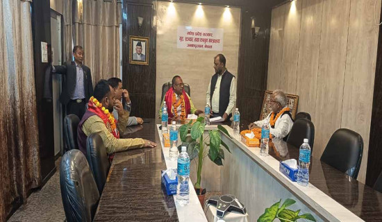 सामूहिक खेतीबाट मनग्य आम्दानी गर्दै महिला