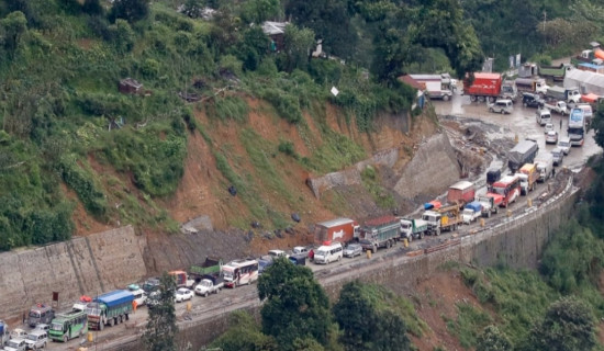 नागढुङ्गा नौबिसे सडक दैनिक पाँच घण्टा बन्द हुने