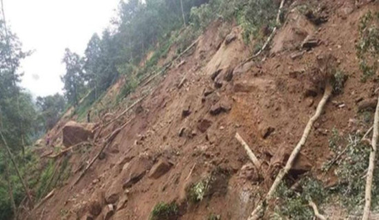 बागलुङमा जेबिसीमाथि पहिरो खस्दा सह–चालकको मृत्यु